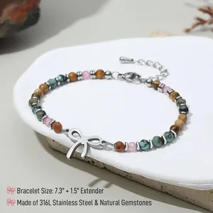Vista dettagliata del bracciale con perline di turchese africano e fossile da 4 mm e fiocco