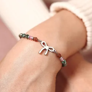 Vista dettagliata bracciale perline turchese africano 4mm con ciondolo a fiocco argento