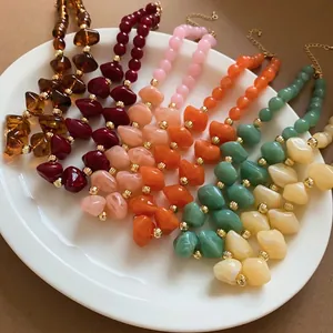 Collier de Perles en Acrylique pour Femmes Ras du Cou Bohème à Perles Rondes Géométriques Irrégulières avec Séparateurs Dorés