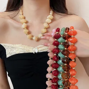 Collier de perles en acrylique coloré pour femmes avec de jolies pierres rondes variées