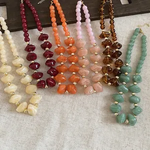 Élégant ensemble de colliers de perles en acrylique multicolores et perles dorées