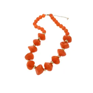 Collier en perles acryliques orange vif avec intercalaires dorés et chaînette d'extension