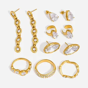 Elegante conjunto de joyas de acero de titanio dorado con anillos de circonita y pendientes