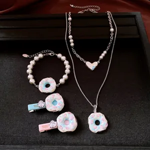 Elegantes Schmuckset mit Kristallperlen und Donut-Anhängern, Kette und Haarklammern