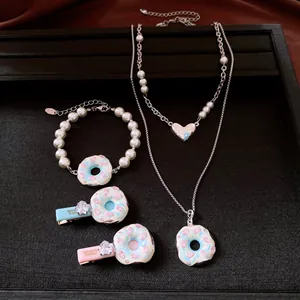 Nahaufnahme eines Donut Schmucksets mit Halskette, Armband und Haarklammern