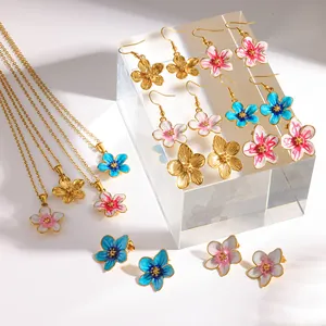 Vista dettagliata del set di orecchini e collana con fiori smaltati colorati in dettaglio