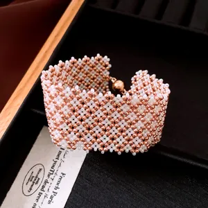 Detailansicht des handgefertigten Perlenarmbands mit weißen und roségoldenen Glasperlen