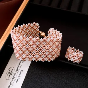 Detailansicht eines eleganten Magnetarmbands und Rings aus Roségold und weißen Perlen.