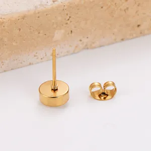 Detailansicht des goldenen Edelstahl-Ohrsteckers und der Schmetterlingsrückseite.