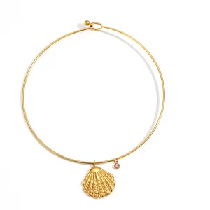 Collier ras du cou en acier doré avec pendentif coquillage et gemme rose, élégance française