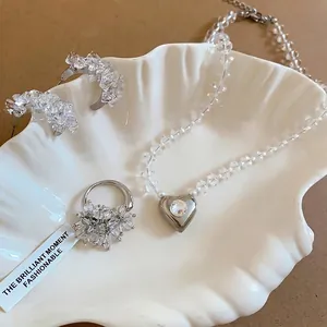 Elegantes Schmuckset mit Herzanhänger Halskette Ohrringen und passendem Ring aus Glasperlen