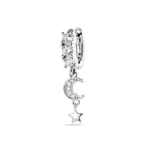 Boucles d'oreilles créoles argentées avec breloques étoile et croissant de lune