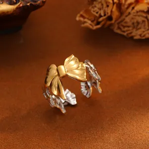 Detailansicht eines zweifarbigen goldenen Schleifenrings mit silbernem Band