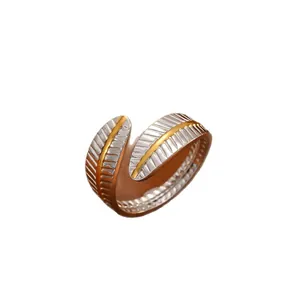 Eleganter zweifarbiger Federblatt-Ring aus Titanstahl, verstellbarer Damenring Mode