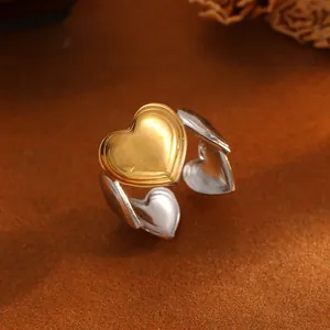 Detailansicht eines zweifarbigen Herzrings aus Titanstahl in Gold und Silber
