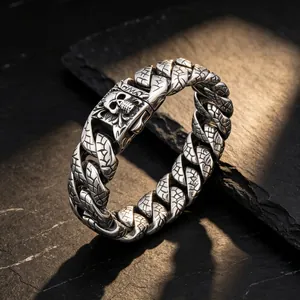 Nahaufnahme des schweren 20mm Panzerarmbands mit Eisriss-Textur und Totenkopf-Verschluss