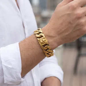 Detail eines massiven 20mm Gold-Panzerarmbands mit eingraviertem Totenkopf-Muster.