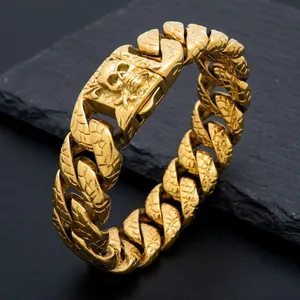 Nahaufnahme eines 20mm goldfarbenen Panzerarmbands mit detailliertem Totenkopf-Verschluss.