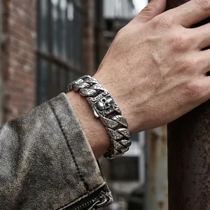 Detailaufnahme eines schweren 20mm-Panzerarmbands mit Totenkopf und Rissmuster am Handgelenk