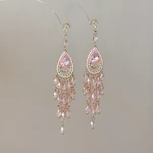 Elegante rosa Tropfenkristall Quastenohrringe in einem Vintage Palastdesign Stil.