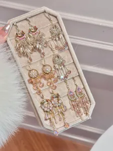 Detailansicht luxuriöser Ohrringe im Palaststil mit Strass und Perlenquasten