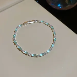 Pulsera elegante de tono plateado con cuentas de cristal azul claro y circonitas