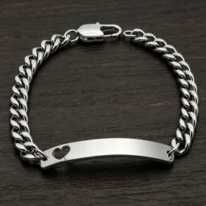 Detailansicht eines Edelstahl-Cuban-Gliedarmbands mit Herz-Ausschnitt-ID-Platte.