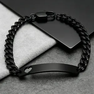 Nahaufnahme eines schwarzen Titanstahl-Cuban-Armbands mit Herz-Ausschnitt-Detail