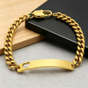 Detailansicht eines goldenen Panzerarmbands mit herzförmiger ID-Platte zum Gravieren.