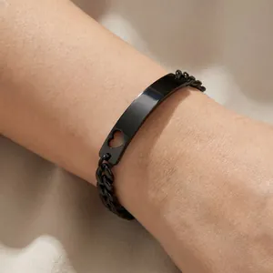 Detailansicht eines schwarzen Panzerarmbands aus Titanstahl mit Herz-Hohlplatte Motiv
