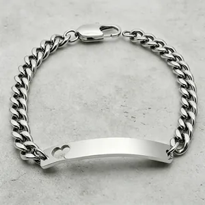 Nahaufnahme eines Titanstahl-Armbands mit einer herzförmig gravierbaren Platte.