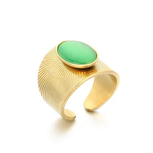 Anello largo vintage francese dorato con trama radiale e pietra occhio di gatto verde