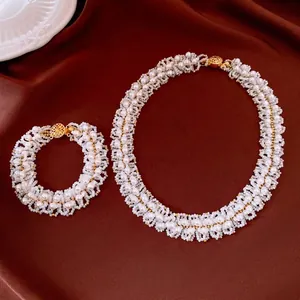 Set di gioielli vintage con collana e bracciale in perle intrecciate e fermagli dorati