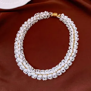 Elegante collana di perle intrecciate in stile vintage con accenti dorati per un look reale.
