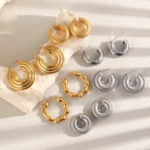 Set aus klobigen Creolen aus Edelstahl mit 18 Karat Vergoldung und Silberfinish