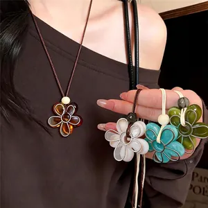 Collier Pendentif Fleur en Résine Dopamine Fait Main Chaîne de Clavicule de Luxe Design Minimaliste Bijoux pour Femmes