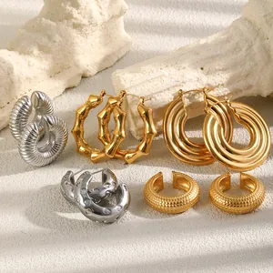 Kollektion klobiger Ohrreifen aus Edelstahl mit 18 Karat Gold- und Silberbeschichtung.