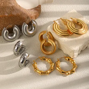 Detailansicht verschiedener mit 18 Karat vergoldeter Creolen aus Edelstahl in Gold und Silber