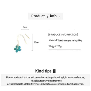 Vue détaillée du collier fleur en résine avec spécifications de matière et de poids