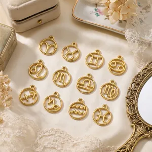 Kollektion von 12 Tierkreiszeichen-Anhängern aus Edelstahl in Gold mit Hohlkreis