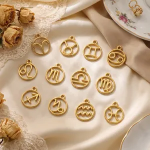 Detailaufnahme von zwölf goldenen hohlen Sternzeichen-Anhängern aus Edelstahl auf Satin