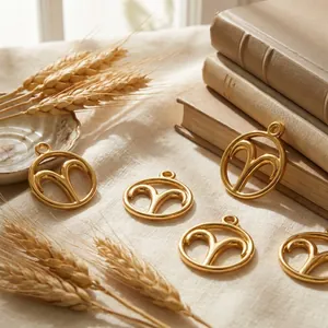 Nahaufnahme von vergoldeten Widder-Sternzeichen-Anhängern aus Edelstahl für DIY-Schmuck.