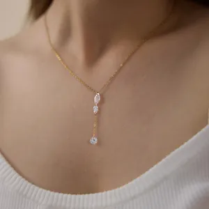Elegante collana in acciaio inossidabile placcata oro 18K con tre cristalli su modella