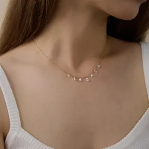 Collana in acciaio inox dorato con gocce di zirconia indossata da una modella donna