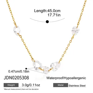 Dettaglio della collana in acciaio inossidabile placcata oro 18K con zirconi bianchi