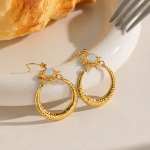 Nahaufnahme goldene Sonnen-Mond-Ohrringe mit Opalstein und feiner Hammerschlag-Textur