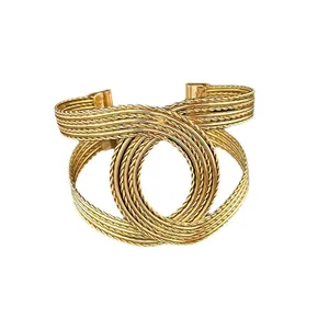 Bracciale rigido in metallo dorato con design a doppia C intrecciata e trama a cordoncino