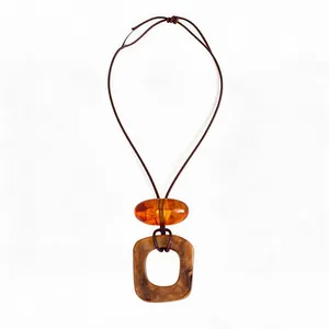 Collana bohémien in cuoio con ovale in resina ambra e pendente quadrato marmorizzato