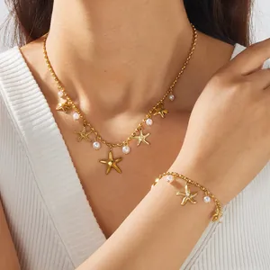 Vue détaillée élégante de l'ensemble de bijoux étoile de mer et perles dorées