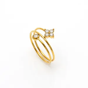 Bague ouverte élégante en acier inoxydable plaqué or 18 carats avec motif trèfle en zircon.